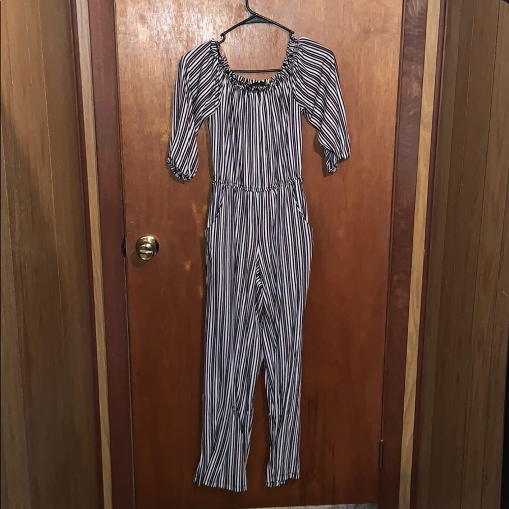 🌎donated🌎🤍3/16🤍 off the shoulder jumpsuit